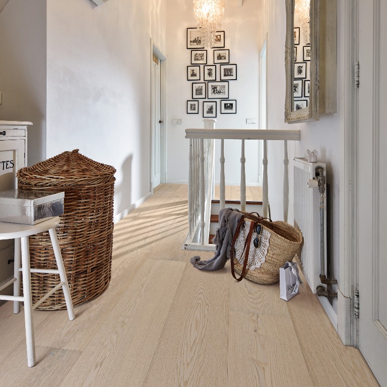 Паркетная доска Meister HD 400 Lindura Дуб Арктический белый 8735 2200×270×11 фото в интерьере